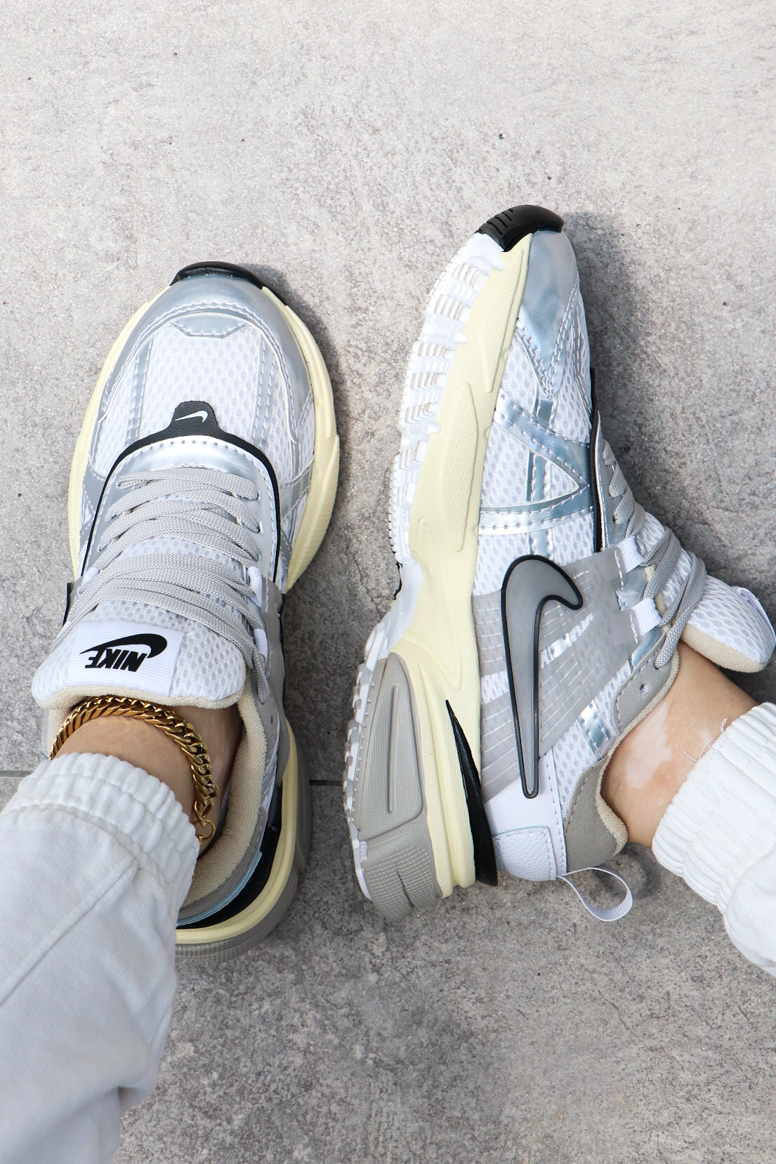 DEPORTIVO NIKE  V2k Y5 - Estilo y Comodidad