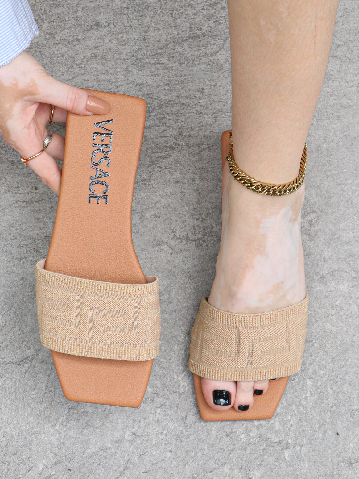 SANDALIA PLANA VERSACE D26 - moderna y elegante 🌺