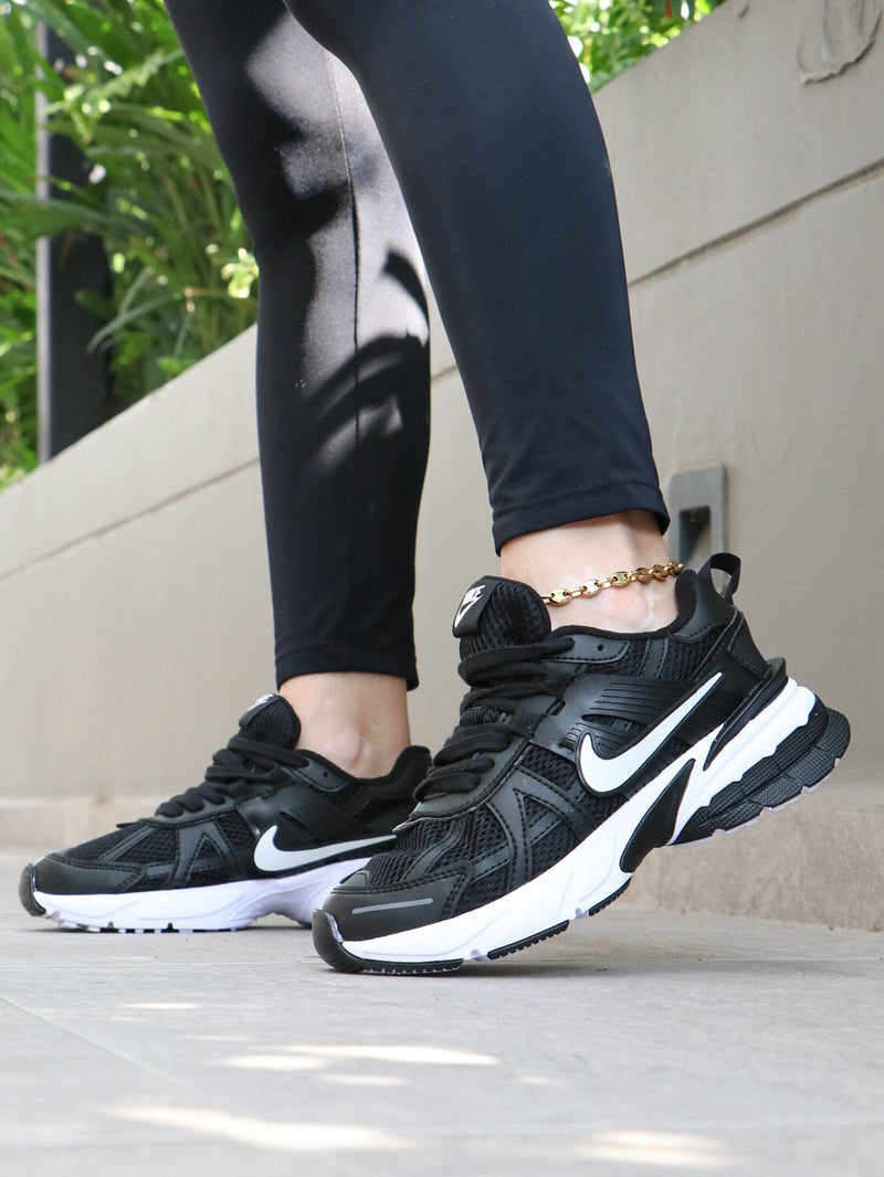 DEPORTIVO NIKE  V2k Y5 - Estilo y Comodidad