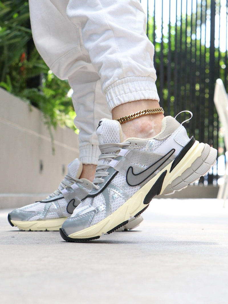 DEPORTIVO NIKE  V2k Y5 - Estilo y Comodidad